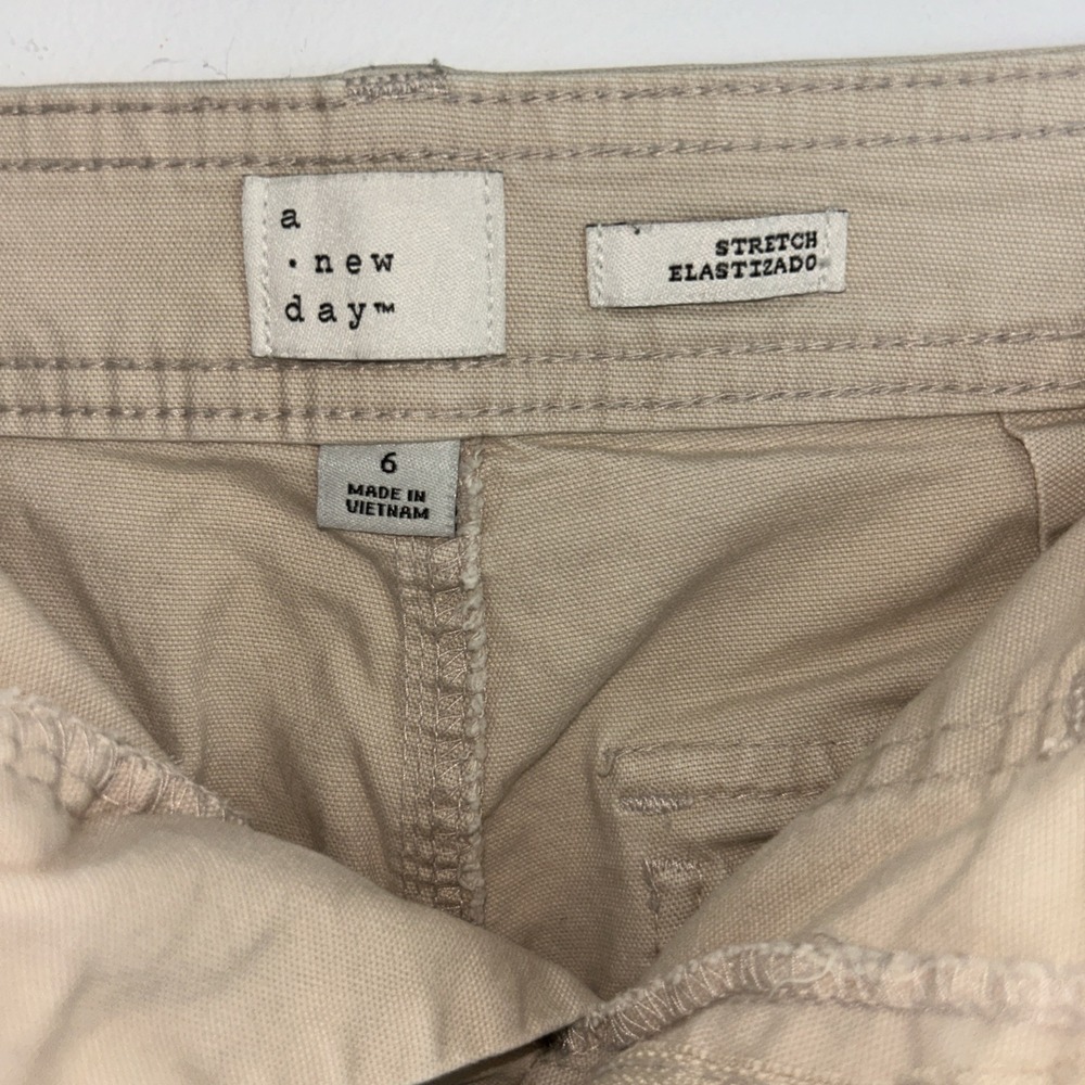 A New Day Women Tan Khaki High Rise Utility Stretch Shorts Size 6 Front Pockets - Picture 4 of 6